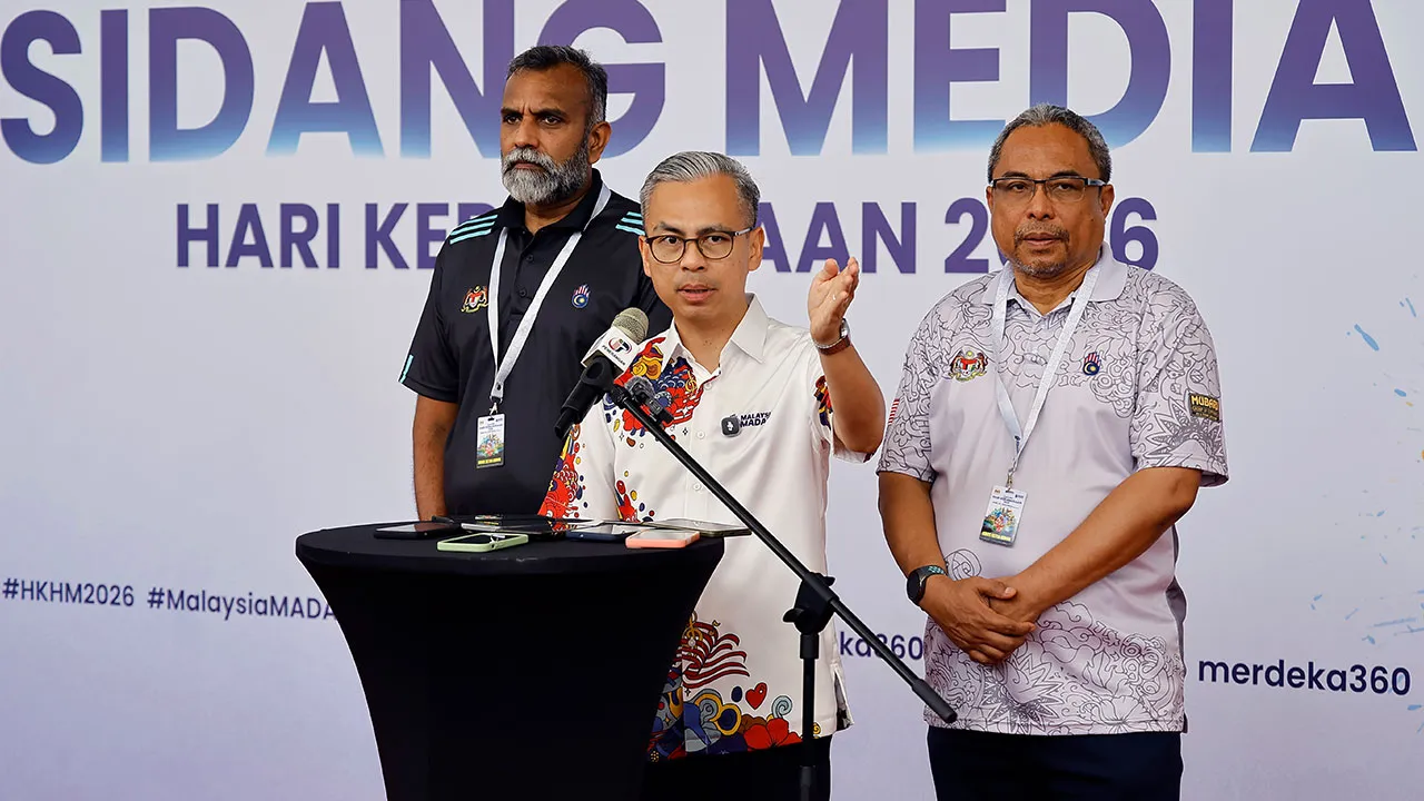 PUTRAJAYA, 29 Ogos -- Menteri Komunikasi Datuk Seri Fahmi Fadzil bercakap pada sidang media selepas menyaksikan sesi raptai penuh Sambutan Hari Kebangsaan 2026 di Dataran Putrajaya hari ini.  --fotoBERNAMA (2026) HAK CIPTA TERPELIHARA