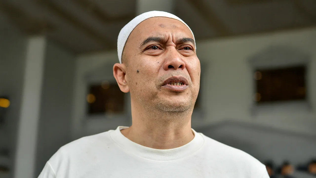 KUALA LUMPUR, 17 Julai -- Bekas penyampai radio, Ismahalil Hamzah (kiri) dilepaskan dan dibebaskan oleh Mahkamah Tinggi hari ini daripada tuduhan mengedar dadah jenis kanabis seberat 374.6 gram dua tahun lalu.