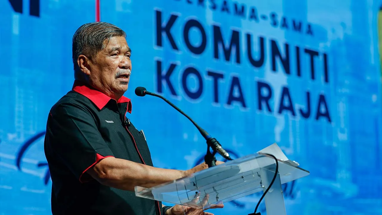 SHAH ALAM, 2 Ogos -- Menteri Pertanian dan Keterjaminan Makanan Datuk Seri Mohamad Sabu menyampaikan ucapan pada Program MADANI Kita Bersama-sama Komuniti Kota Raja di Dewan Majlis Bandaraya Shah Alam (MBSA) Seksyen 28, Shah Alam hari ini.  -- fotoBERNAMA (2026) HAK CIPTA TERPELIHARA