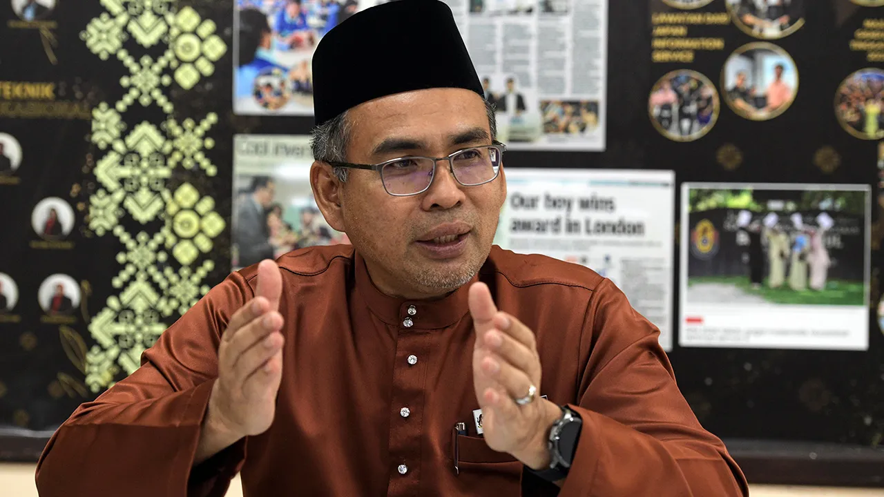 GEORGE TOWN, 4 April -- Pengarah Jabatan Pendidikan Negeri Pulau Pinang, Mohamad Dziauddin Mat Saad berkata pihaknya melaksanakan beberapa intervensi awal pada tahun ini bagi mendapatkan maklumat terperinci berhubung pelajar yang lemah supaya tindakan segera dapat diambil bagi membantu mereka peroleh keputusan yang baik atau sekurang-kurangnya mendapat sijil dalam peperiksaan Sijil Pelajaran Malaysia (SPM).  --fotoBERNAMA (2026) HAK CIPTA TERPELIHARA
