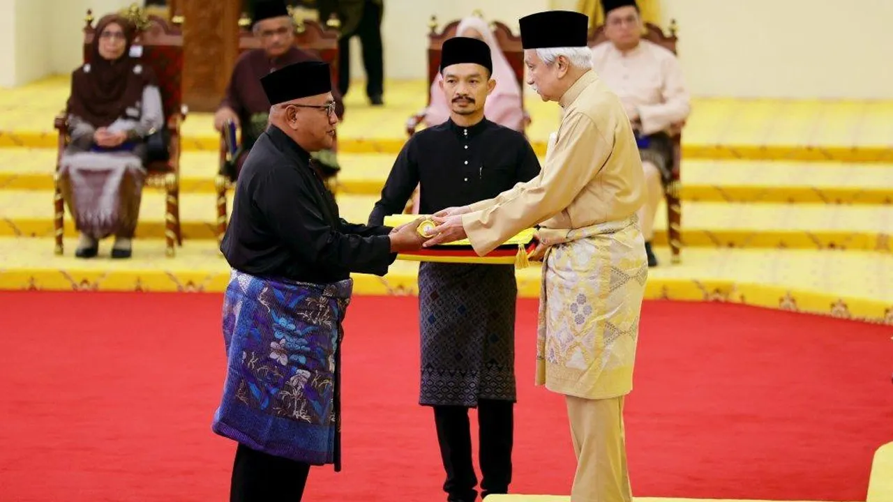 Yang Dipertuan Besar Negeri Sembilan Tuanku Muhriz Tuanku Munawir berkenan menyampaikan watikah pelantikan sebagai Ahli Majlis Mesyuarat Kerajaan Negeri (Exco) Negeri Sembilan bagi penggal baharu kepada Ahli Dewan Undangan Negeri Linggi Datuk Mohd Faizal Ramli pada Istiadat Pelantikan dan Mengangkat Sumpah Ahli Majlis Mesyuarat Kerajaan Negeri Sembilan di Istana Besar Seri Menanti hari ini. --fotoBERNAMA (2026) HAK CIPTA TERPELIHARA