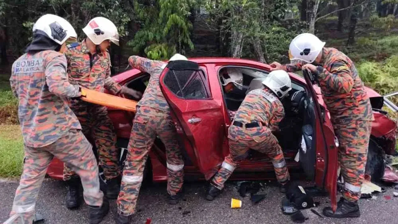 KOTA TINGGI - Tiga individu maut selepas dua kenderaan bertembung dalam kemalangan di Jalan Jemaluang di sini pada Selasa.  Ketua Balai Bomba dan Penyelamat (BBP) Mersing, Pegawai Bomba Kanan II Azlan Hamzah berkata, pihaknya menerima panggilan berhubung kejadian itu pada jam 5.05 petang.