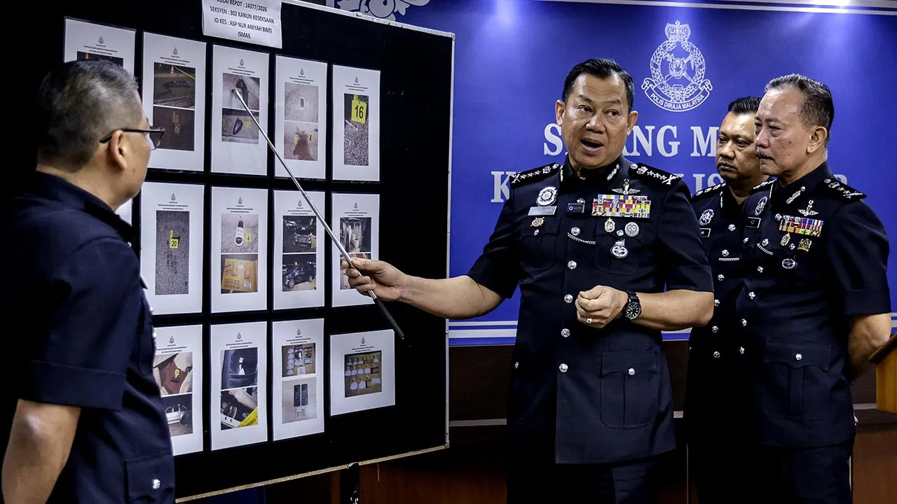 JOHOR BAHRU, 28 Ogos -- Ketua Polis Johor, Datuk Ab Rahaman Arsad (tiga, kanan) menunjukkan gambar bahan bukti yang ditemui berhubung kes kematian seorang remaja perempuan di Kulai, Selasa lepas pada sidang media di Ibu Pejabat Polis Kontinjen Johor, di sini hari ini.  --fotoBERNAMA (2026) HAK CIPTA TERPELIHARA