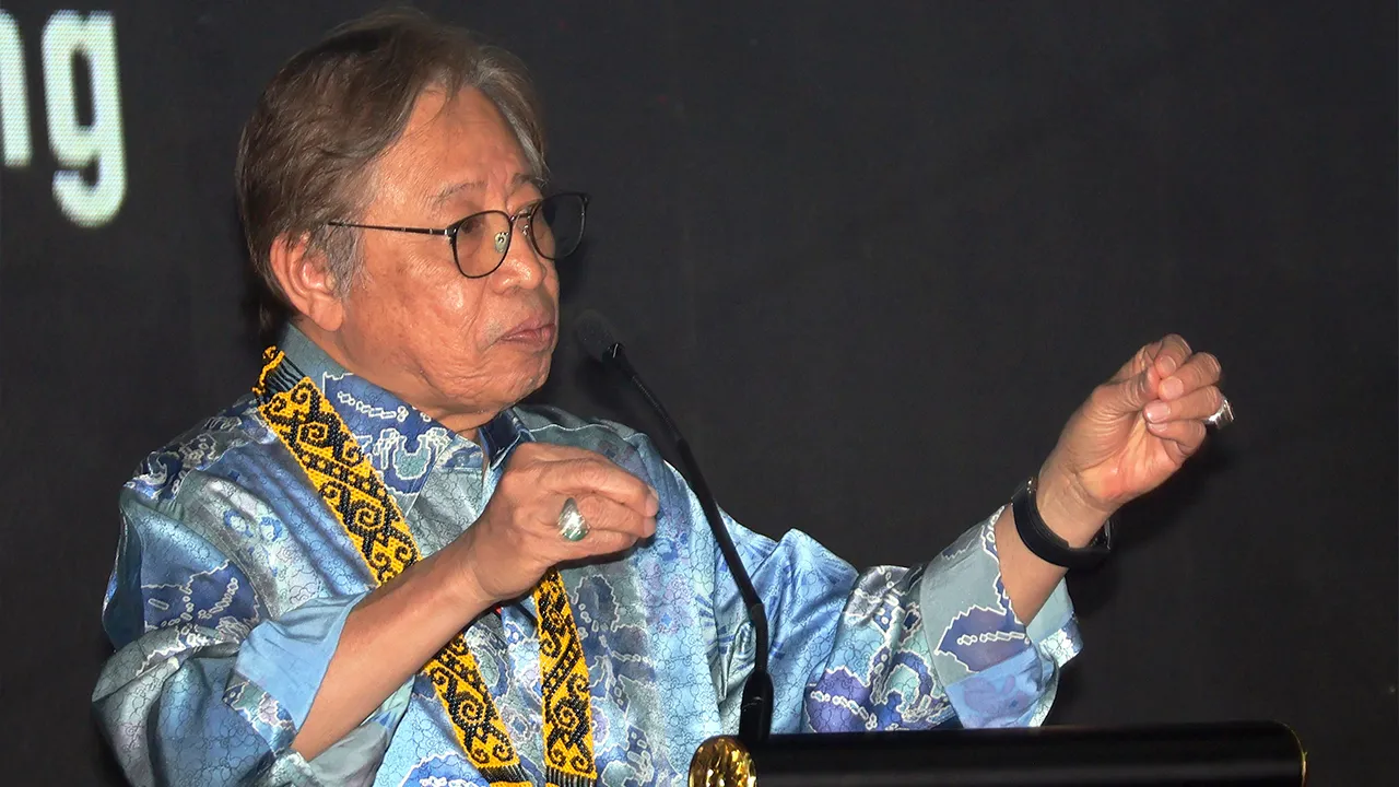 SARIKEI, 7 Ogos -- Premier Sarawak Tan Sri Abang Johari Tun Openg menyampaikan ucapan pada Majlis Makan Malam Pemimpin Bersama Ketua Masyarakat dan Ketua Kaum (KMKK) Sarikei di Dewan Sentral Sarikei, malam ini._BERNAMA