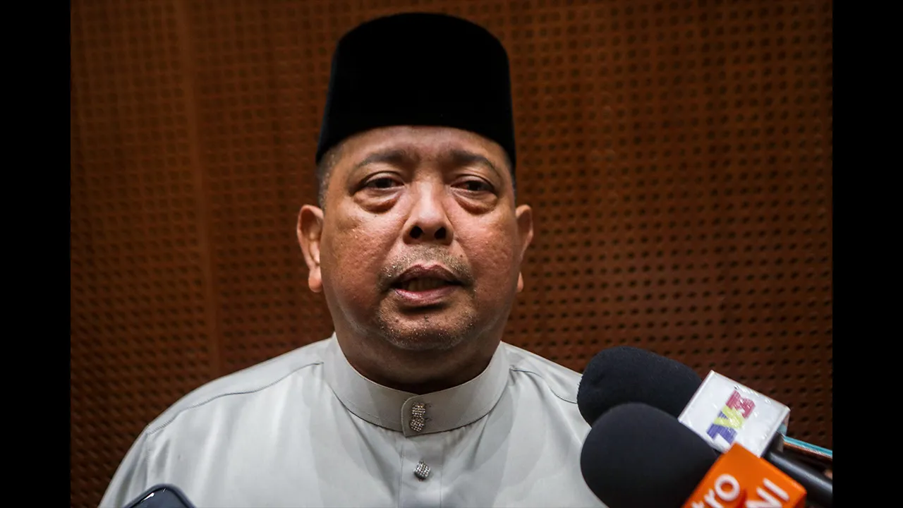KANGAR, 5 Jun -- Menteri Besar Perlis Abu Bakar Hamzah menjawab soalan pengamal media selepas menyampaikan ucapan penggulungan pada hari ketiga Persidangan Keempat Dewan Undangan Negeri (DUN) Perlis Ke-15 di Kompleks Seri Putra hari ini.