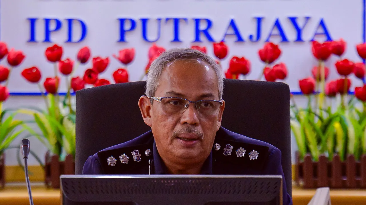 PUTRAJAYA, 30 Nov -- Ketua Polis Daerah Putrajaya, ACP Aidi Sham Mohamed pada sidang media di Ibu Pejabat Polis Daerah Putrajaya hari ini.  Polis berjaya menumpaskan satu sindiket pecah rumah yang menyasarkan kediaman mewah seperti semi-D dan banglo di sini, khususnya di Presint 11 dan Presint 14 dengan penahanan tiga lelaki warga asing, Jumaat lepas.  --fotoBERNAMA (2025) HAK CIPTA TERPELIHARA
