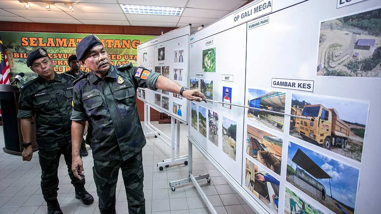 IPOH, 21 Ogos -- Pemangku Komander Briged Utara, Pasukan Gerakan Am (PGA), ACP Jafri Muhamad (kanan) menunjukkan gambar kes ketika hadir pada sidang media mengenai kejayaan tangkapan dan rampasan berkaitan Op Gali Mega di Bilik Mesyuarat Utama, Ibu Pejabat Briged Utara PGA di sini hari ini.  --fotoBERNAMA (2026) HAK CIPTA TERPELIHARA    IPOH, Aug 21 -- Northern Brigade Acting Commander, General Operations Force (PGA), ACP Jafri Muhamad (right) shows case photographs during a press conference on arrests and 