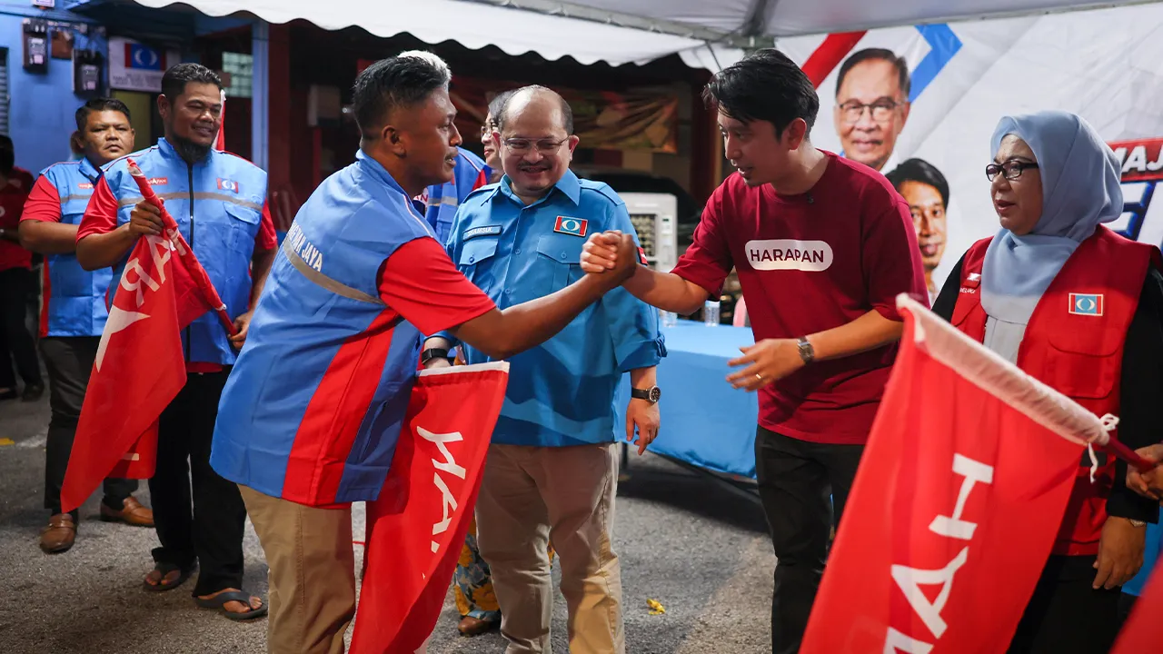 MELAKA, 29 Ogos -- Pemangku Pengerusi Majlis Pimpinan Negeri PKR Melaka Adam Adli Abd Halim yang juga Timbalan Menteri Pendidikan Tinggi (dua, kanan) menyerahkan bendera parti kepada wakil-wakil jentera pada majlis Pelancaran Jentera Pilihan Raya Keadilan Cabang Hang Tuah Jaya, hari ini.  --fotoBERNAMA (2026) HAK CIPTA TERPELIHARA