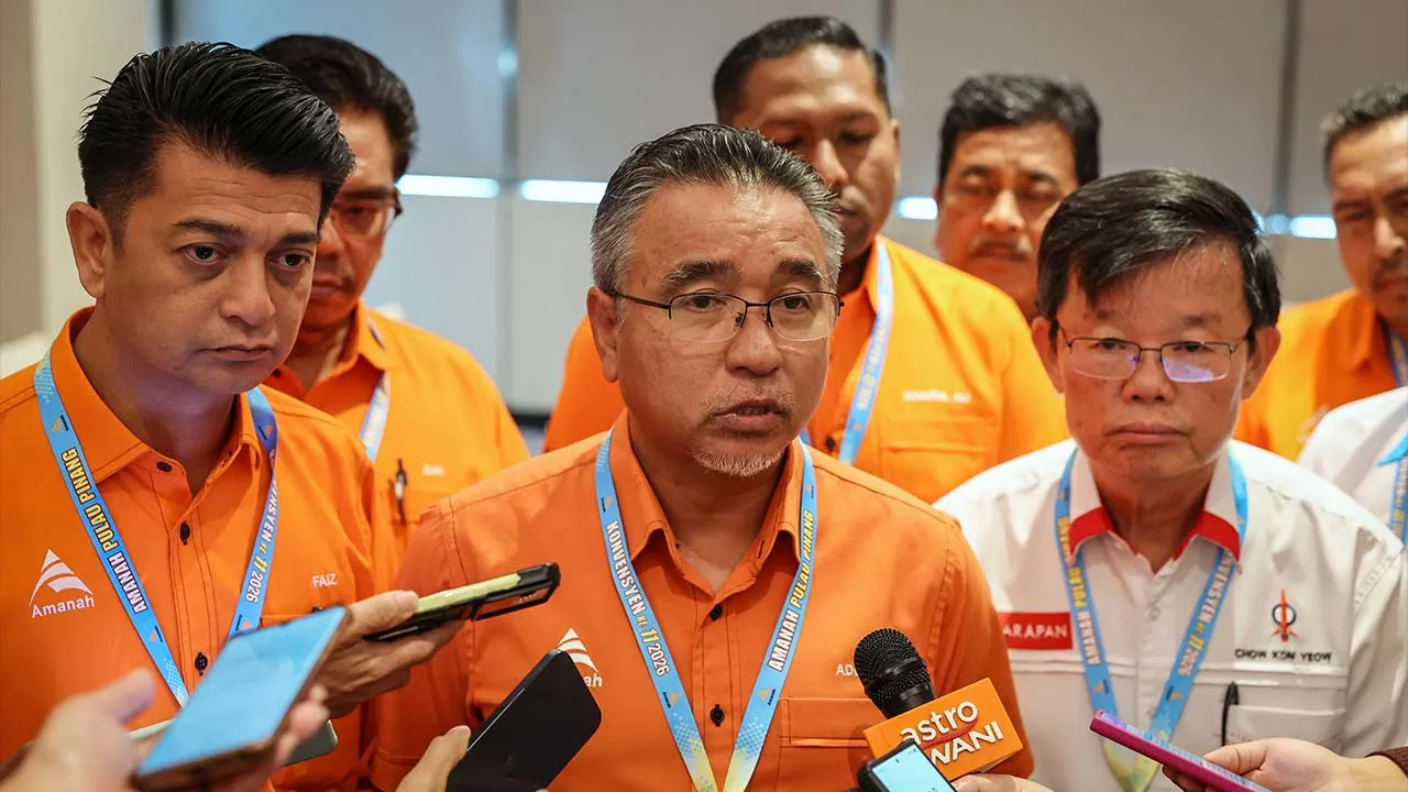 BUKIT MERTAJAM, 2 Ogos -- Timbalan Menteri Pertahanan yang juga Naib Presiden Parti Amanah Negara Adly Zahari ketika ditemu bual pemberita pada Konvensyen Parti Amanah Negara Pulau Pinang Ke-11 Tahun 2026 hari ini.  Turut sama Ketua Menteri yang juga Pengerusi Pakatan Harapan Pulau Pinang Chow Kon Yeow.  -- fotoBERNAMA (2026) HAK CIPTA TERPELIHARA