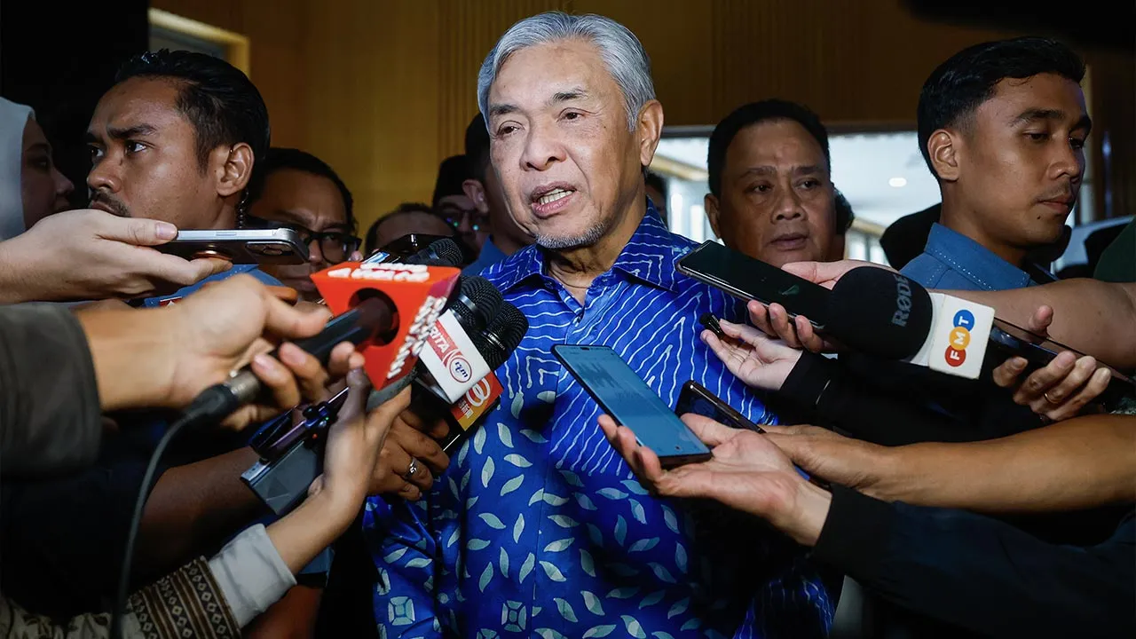 KUALA LUMPUR, 25 Ogos -- Timbalan Perdana Menteri yang juga Menteri Kemajuan Desa dan Wilayah Datuk Seri Dr Ahmad Zahid Hamidi bercakap pada sidang media selepas menghadiri Forum Musyawarah Nasional 2.0 - Realiti dan Persepsi : Jangan Mempolitikkan Tabung Haji di sebuah hotel hari ini.  -- fotoBERNAMA (2026) HAK CIPTA TERPELIHARA