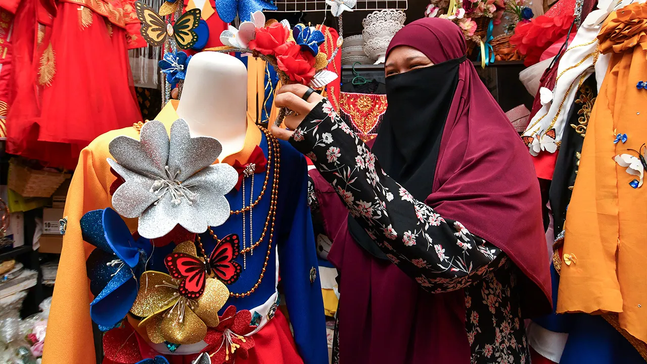 KUALA KRAI, 22 Ogos -- Aimi Aidora Ramli, 47, menghias pakaian kanak-kanak bertemakan patriotik sempena Hari Kebangsaan dan Hari Malaysia (HKHM) ketika ditemui BERNAMA di premisnya di Bandar Kuala Krai baru-baru ini.  Bermula sebagai hobi, kreativitinya menjahit pakaian kanak-kanak bertemakan patriotik dengan menggabungkan empat warna Jalur Gemilang iaitu merah, putih, kuning dan biru, akhirnya menghasilkan pendapatan.  Kini koleksi busananya ditambah dengan pakaian tradisional pelbagai kaum itu yang mendap