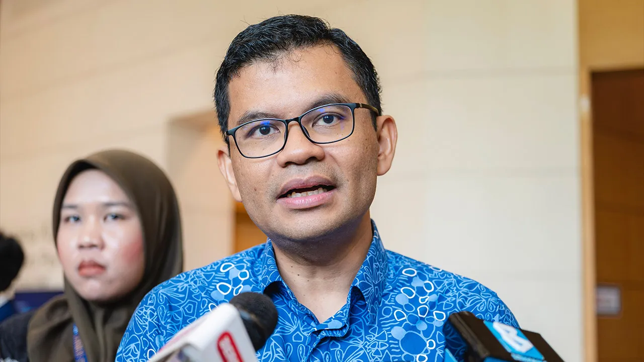 KUALA LUMPUR, Aug 1 -- Economy Minister Akmal Nasrullah Mohd Nasir speaks to the media after attending the AMEU Economics Summit 2026 at Sasana Kijang today._BERNAMA