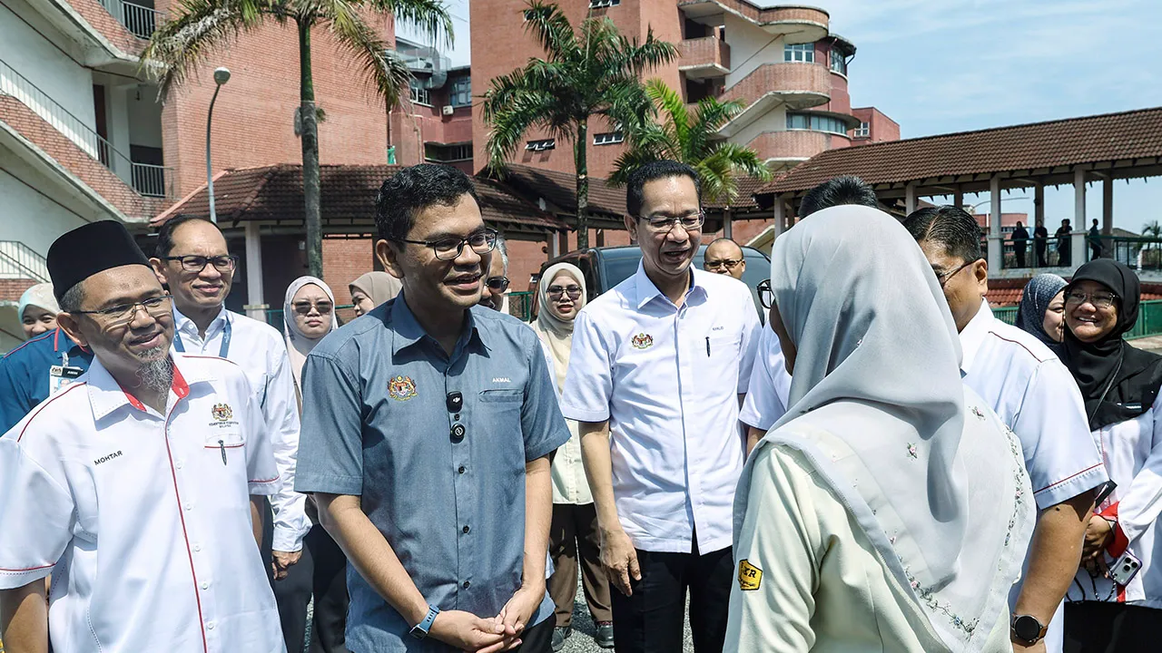 JOHOR BAHRU, 7 Ogos -- Menteri Ekonomi, Akmal Nasrullah Mohd Nasir (tengah) mengadakan lawatan kerja ke Hospital Sultanah Aminah (HSA), Johor Bahru hari ini._BERNAMA