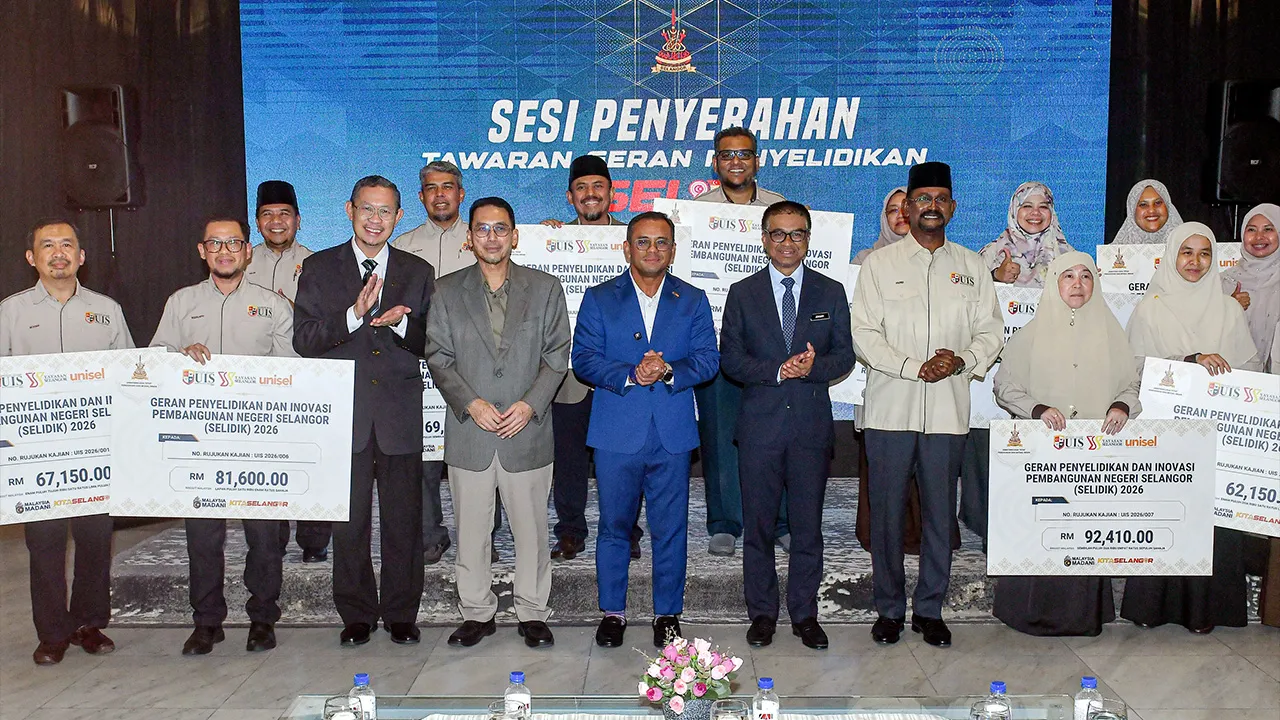 SHAH ALAM, 9 Ogos -- Menteri Besar Selangor Datuk Seri Amirudin Shari (tengah) bersama para penerima tawaran geran ketika hadir pada Majlis Pelancaran dan Penyerahan Tawaran Geran Penyelidikan dan Inovasi Pembangunan Negeri Selangor 2026 di Bangunan Setiausaha Kerajaan Negeri Selangor hari ini.