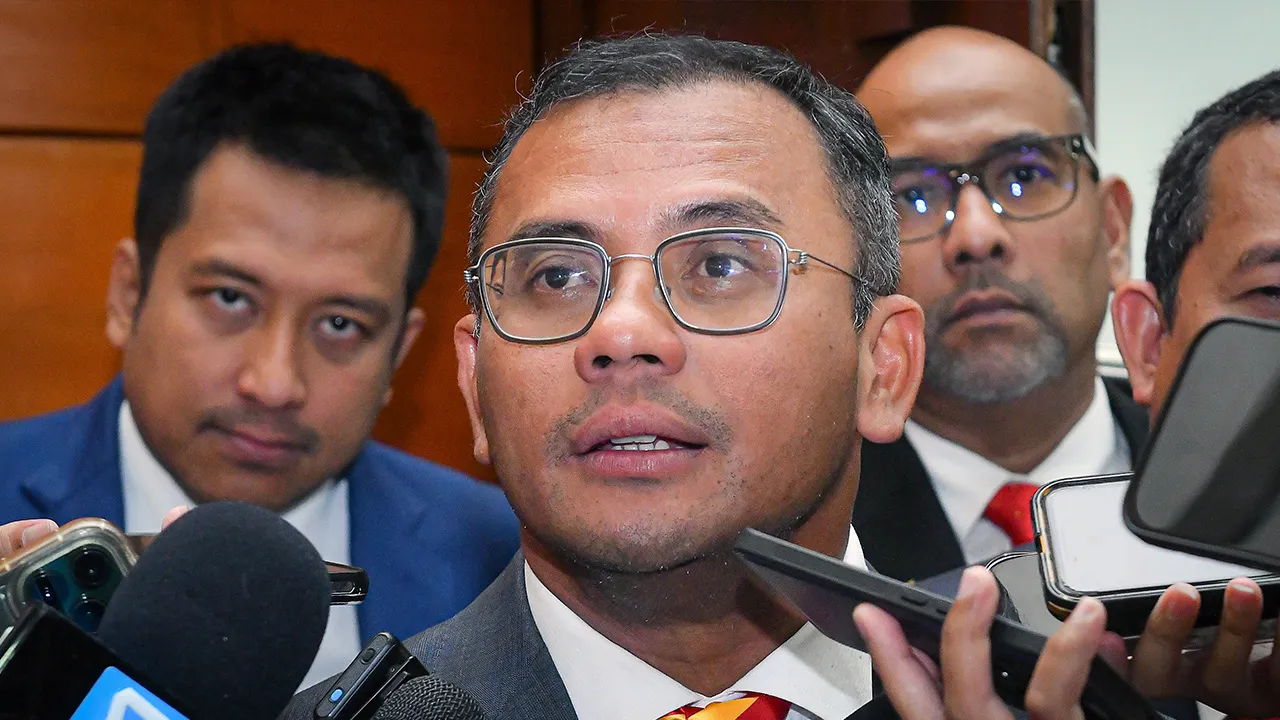 SHAH ALAM, 3 Ogos -- Menteri Besar Selangor Datuk Seri Amirudin Shari (tengah) menjawab pertanyaan media selepas hadir pada Perhimpunan Penjawat Awam dan Pelancaran Kempen Kibar Jalur Gemilang di Dewan Jubli Perak Bangunan Sultan Abdul Aziz hari ini.  -- fotoBERNAMA (2026) HAK CIPTA TERPELIHARA