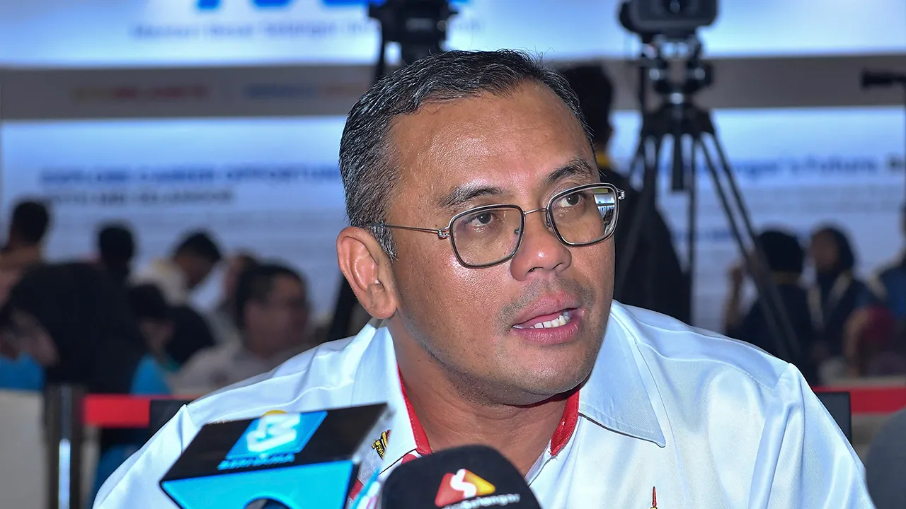 SHAH ALAM, 8 Ogos -- Menteri Besar Selangor Datuk Seri Amirudin Shari ketika sidang media selepas hadir pada Program MEGA JOBCARE Selangor 2026 di Pusat Konvensyen Shah Alam, Seksyen 4 hari ini._BERNAMA