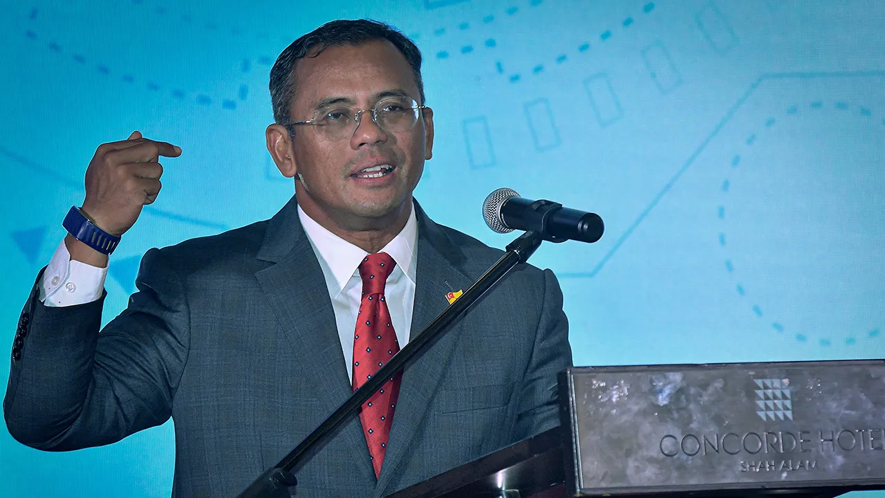 SHAH ALAM, 17 Ogos -- Menteri Besar Selangor Datuk Seri Amirudin Shari berucap pada Majlis Menandatangani Memorandum Persefahaman antara Smartsel Sdn Bhd dan PG Linkaranfibre Sdn Bhd serta Penyempurnaan Projek Fiberisasi Cyberjaya di Hotel Concorde Shah Alam hari ini.  -- fotoBERNAMA (2026) HAK CIPTA TERPELIHARA