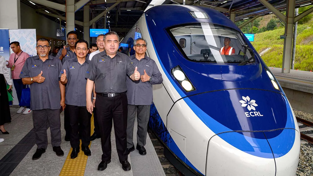 KUALA LUMPUR, 14 Ogos -- Menteri Pengangkutan Anthony Loke (dua,kanan) bergambar selepas Majlis Peluncuran Comprehensive Inspection Train (CIT) Pengenalan Konsep Reka Bentuk Stesen-Stesen Utama ECRL serta Permulaan SIT dan FFR Projek ECRL di ECRL Gombak Station hari ini.  Turut hadir Ketua Setiausaha Negara Tan Sri Shamsul Azri Abu Bakar (kanan) dan Timbalan Menteri Pengangkutan Datuk Hasbi Habibollah (kiri).  --fotoBERNAMA (2026) HAK CIPTA TERPELIHARA