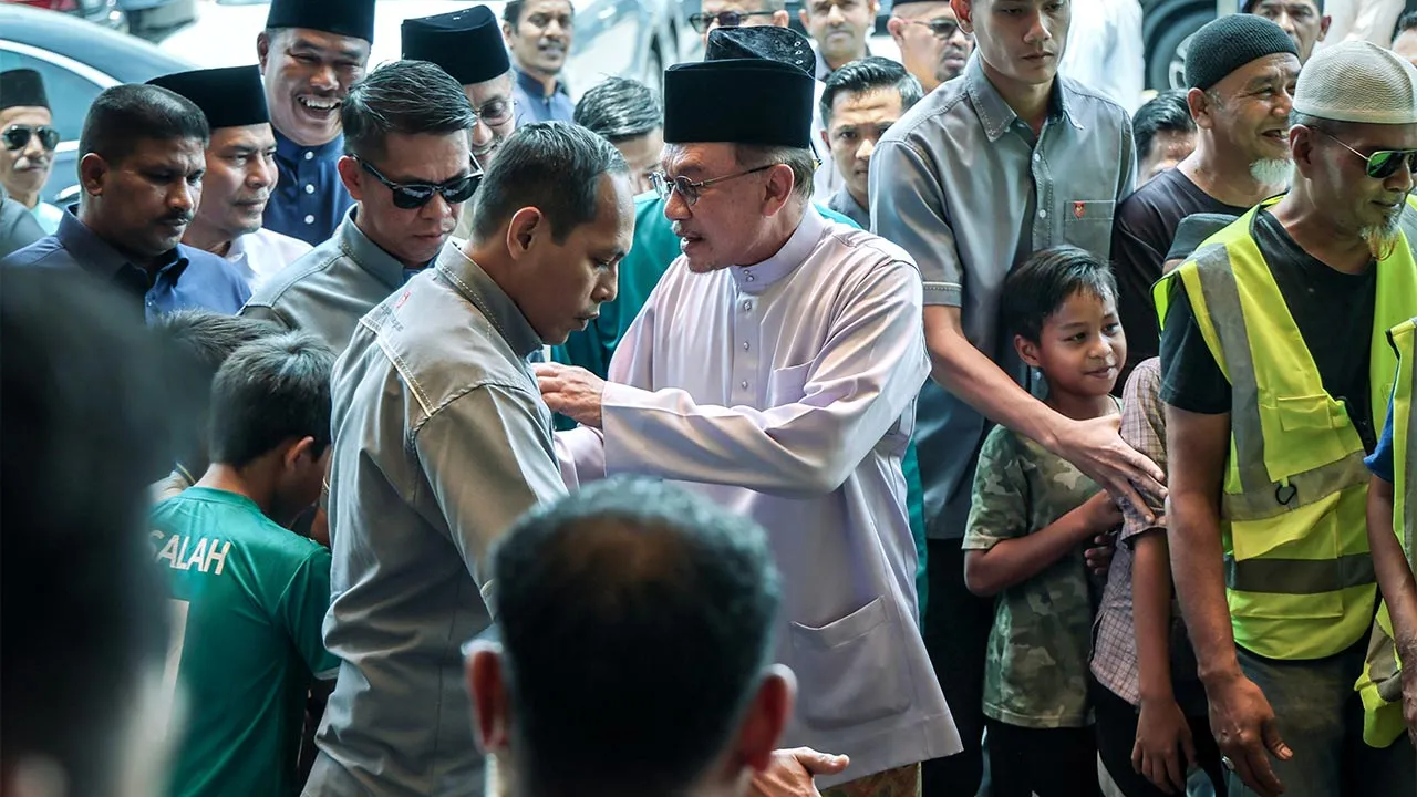 BUTTERWORTH, 28 Ogos -- Perdana Menteri Datuk Seri Anwar Ibrahim bersalaman dengan orang ramai ketika hadir bagi menunaikan solat Jumaat di Masjid Sembilang hari ini.  -- fotoBERNAMA (2026) HAK CIPTA TERPELIHARA