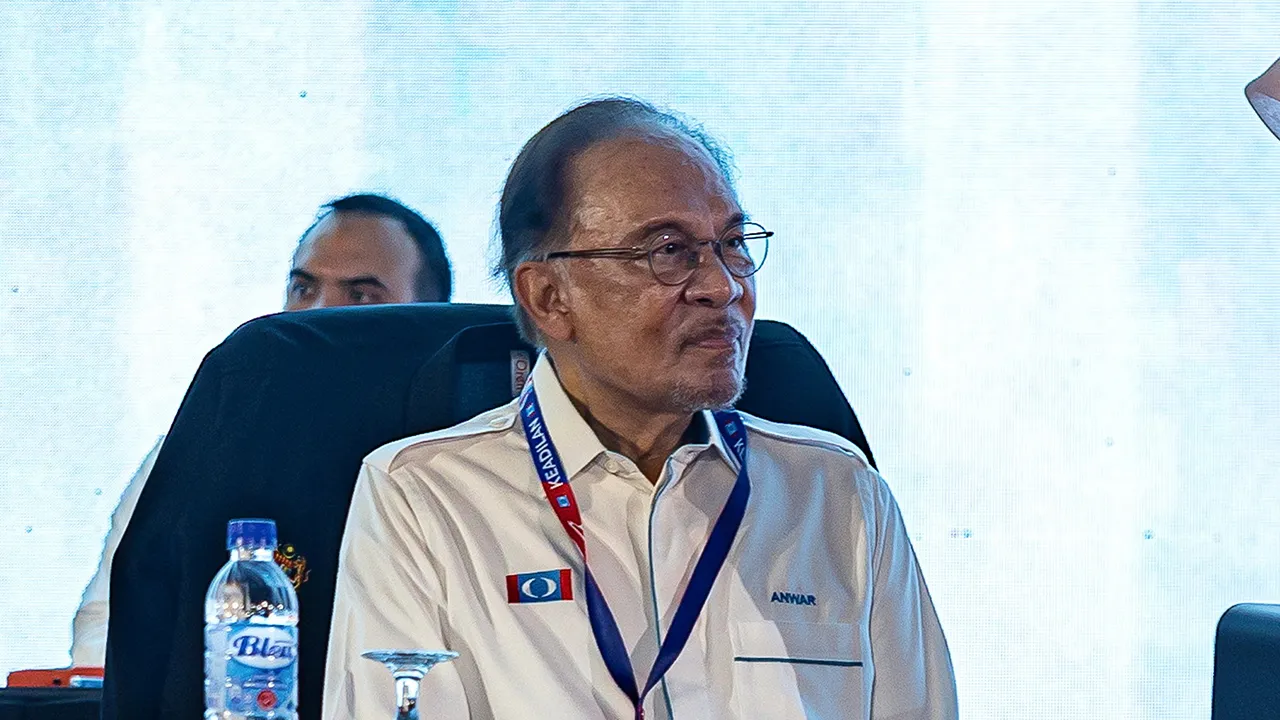 MELAKA, 16 Ogos -- Perdana Menteri Datuk Seri Anwar Ibrahim yang juga Presiden Parti Keadilan Rakyat (PKR) bersama Timbalan Presiden PKR, Nurul Izzah Anwar pada Kongres Nasional PKR 2026 di Pusat Dagangan Antarabangsa Melaka (MITC) Ayer Keroh hari ini._BERNAMA