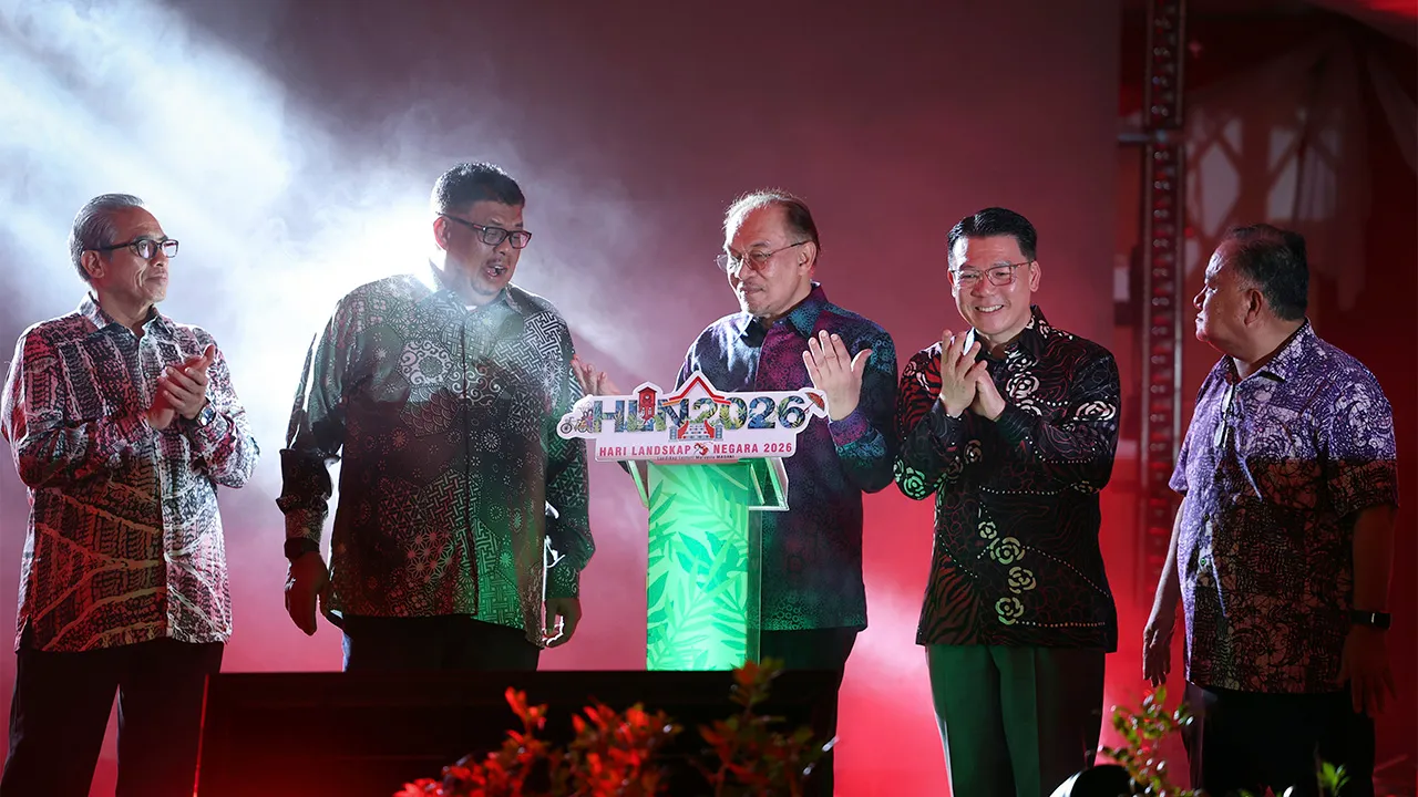 MELAKA, 7 Ogos -- Perdana Menteri Datuk Seri Anwar Ibrahim (tengah) menyempurnakan gimik perasmian pada Majlis Perasmian Sambutan Hari Landskap Negara 2026 (HLN 2026) di perkarangan Stadium Hang Jebat, Krubong, hari ini._BERNAMA