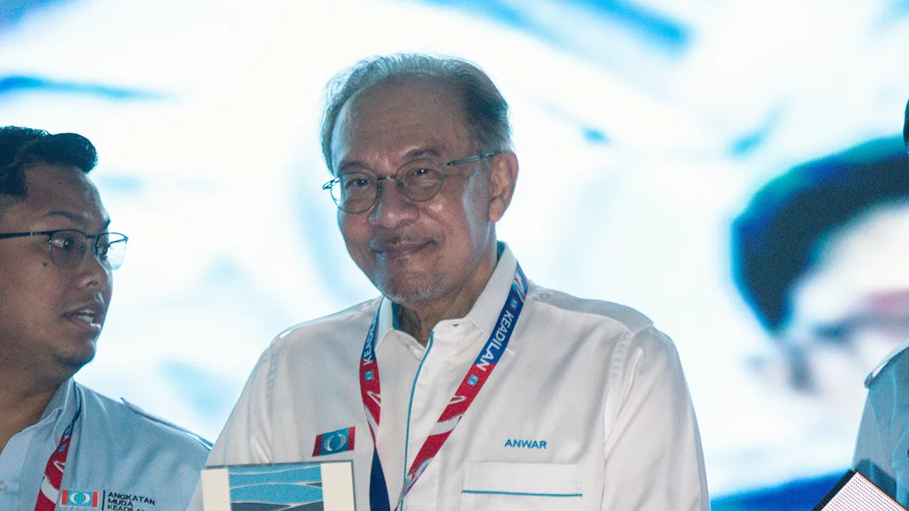MELAKA, 16 Ogos -- Perdana Menteri Datuk Seri Anwar Ibrahim (dua, kanan) yang juga Presiden Parti Keadilan Rakyat (PKR) menyempurnakan pelancaran buku Temu Fikrah pada Kongres Nasional PKR 2026 di Pusat Dagangan Antarabangsa Melaka (MITC) Ayer Keroh hari ini._BERNAMA