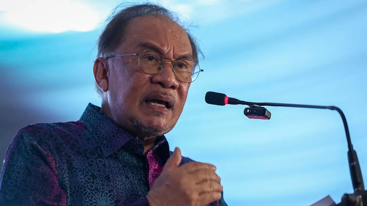 MELAKA, 7 Ogos -- Perdana Menteri Datuk Seri Anwar Ibrahim menyampaikan ucapan pada Majlis Perasmian Sambutan Hari Landskap Negara 2026 (HLN 2026) di perkarangan Stadium Hang Jebat, Krubong, hari ini._BERNAMA