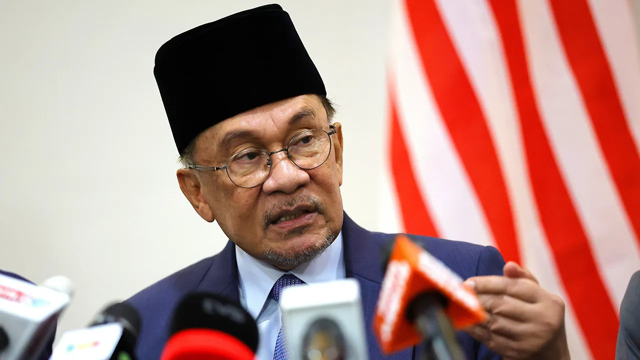 BANDAR SERI BEGAWAN, 21 Ogos -- Perdana Menteri Datuk Seri Anwar Ibrahim pada sidang media di Lapangan Terbang Antarabangsa Brunei, hari ini.  -- fotoBERNAMA (2026) HAK CIPTA TERPELIHARA