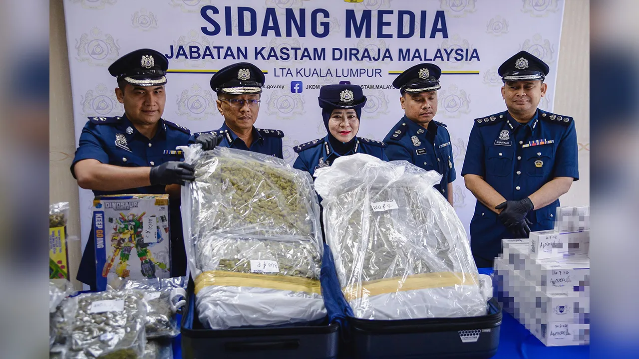 SEPANG, 13 Ogos -- Pengarah Kastam Lapangan Terbang Antarabangsa Kuala Lumpur Aspalila Ag Tuah (tengah) menunjukkan dadah jenis bunga ganja yang dirampas pada sidang media mengenai sindiket penyeludupan rokok dan ganja di Kompleks Kastam Kargo hari ini.  Jabatan Kastam Diraja Malaysia Lapangan Terbang Antarabangsa Kuala Lumpur (KLIA) menumpaskan empat kes penyeludupan membabitkan 1.53 juta batang rokok putih dan 60.47 kilogram (kg) bunga ganja dengan nilai keseluruhan rampasan, termasuk duti dan cukai meleb