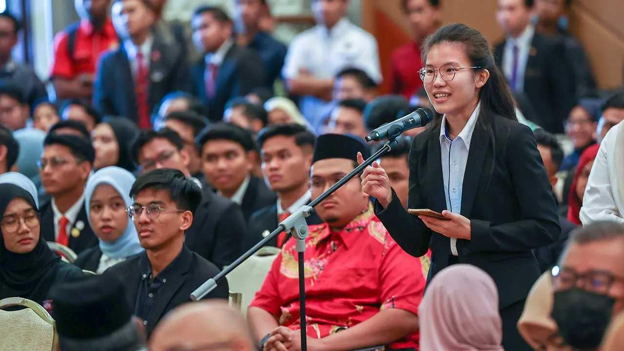 GEORGE TOWN, 14 Nov -- Para mahasiswa mengajukan soalan dalam sesi perkongsian ilmu bertajuk Mobile Journalism yang disampaikan oleh Wartawan Kanan Meja Digital Media Pertubuhan Berita Nasional Malaysia (BERNAMA), Syed Iylia Hariz Al-Qadri, sempena Program Jelajah HAWANA 2024 Bersama Siswa di Dewan Pembangunan Siswa 1, Kompleks Cahaya Siswa (Komca) USM, hari ini. -- fotoBERNAMA (2024) HAK CIPTA TERPELIHARA