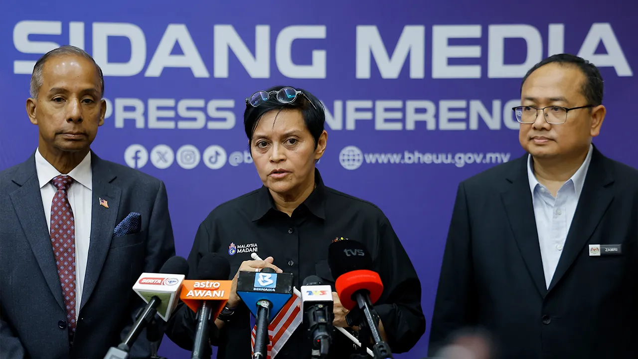 PUTRAJAYA, 3 Ogos -- Menteri di Jabatan Perdana Menteri (Undang-Undang dan Reformasi Institusi) Datuk Seri Azalina Othman Said (tengah) bercakap pada sidang media selepas Perhimpunan Bulanan Menteri di Jabatan Perdana Menteri (Undang-Undang dan Reformasi Institusi) Ogos 2026 di Bahagian Hal Ehwal Undang-Undang (BHEUU) hari ini._BERNAMA