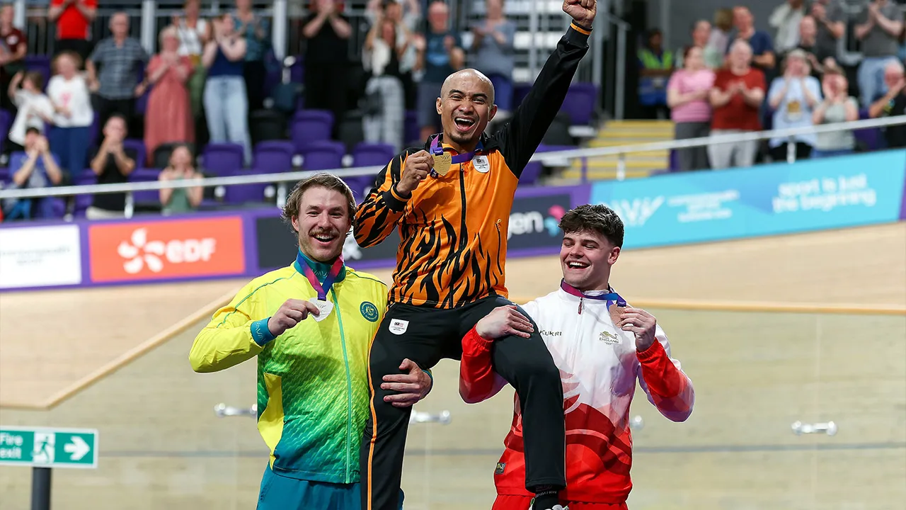 GLASGOW, 1 Ogos -- Jaguh berbasikal lelaki negara Datuk Mohd Azizulhasni Awang bersama pingat emas yang dimenanginya dalam acara keirin lelaki di temasya Sukan Komanwel Glasgow 2026 di Sir Chris Hoy Velodrome hari ini._BERNAMA