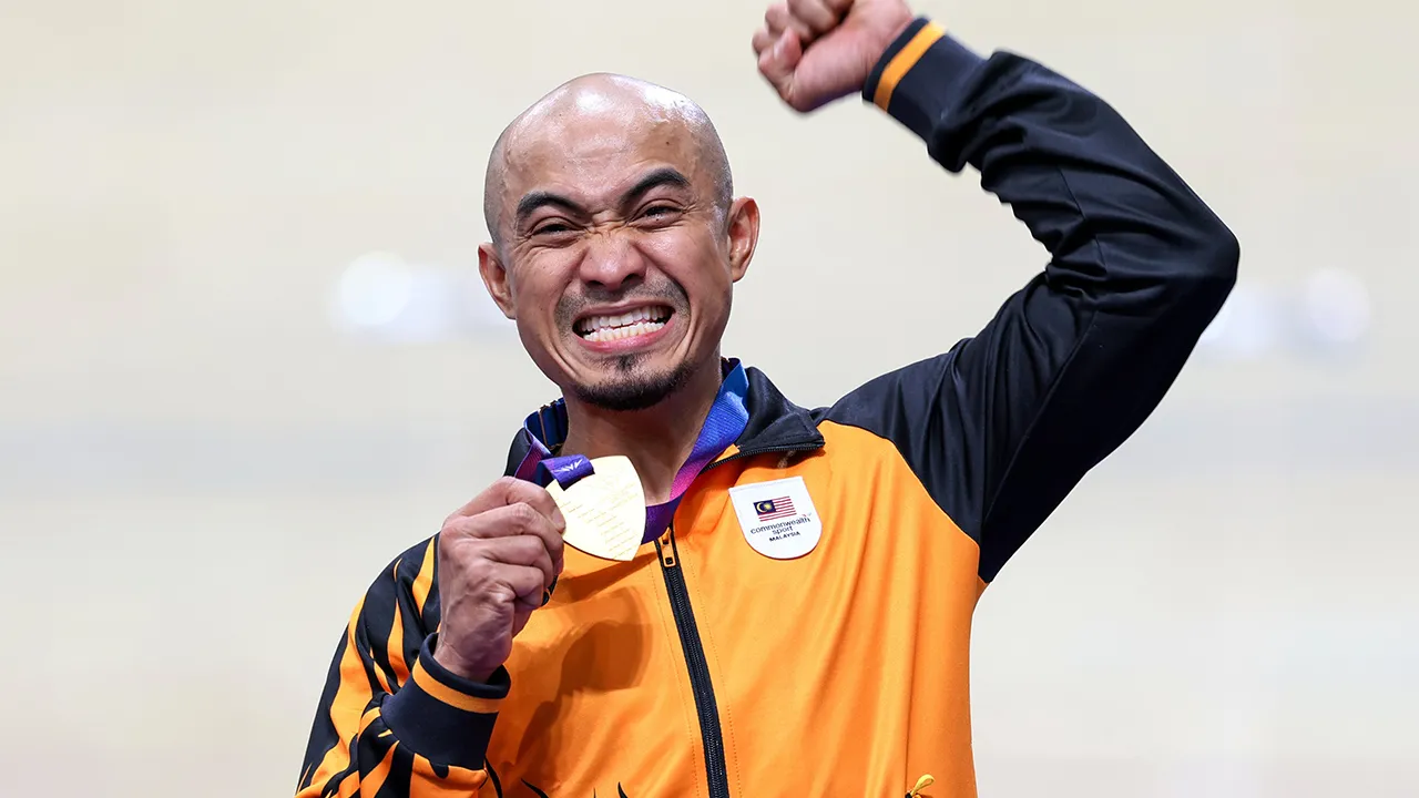 GLASGOW, 1 Ogos -- Jaguh berbasikal lelaki negara Datuk Mohd Azizulhasni Awang bersama pingat emas yang dimenanginya dalam acara keirin lelaki di temasya Sukan Komanwel Glasgow 2026 di Sir Chris Hoy Velodrome hari ini._BERNAMA