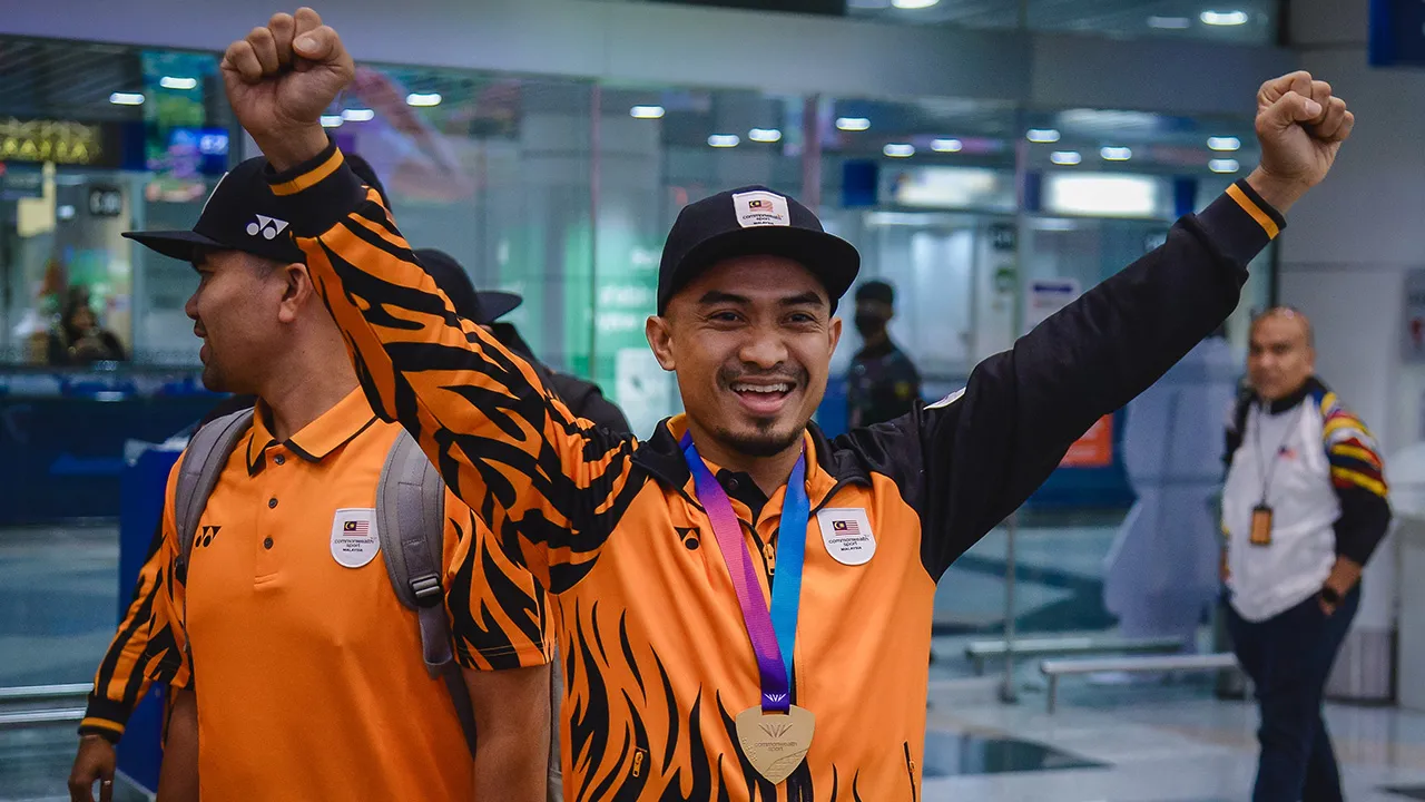 SEPANG, 4 Ogos --Jaguh berbasikal negara, Datuk Mohd Azizulhasni Awang, menunjukkan pingat emas yang dimenanginya sejurus tiba di Lapangan Terbang Antarabangsa Kuala Lumpur (KLIA) selepas mengharumkan nama negara pada Sukan Komanwel Glasgow 2026, hari ini.  --fotoBERNAMA (2026) HAK CIPTA TERPELIHARA