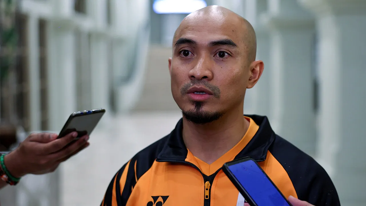 KUALA LUMPUR, 18 Ogos -- Jaguh berbasikal negara Datuk Azizulhasni Awang bercakap kepada media ketika hadir pada Majlis Makan Malam meraikan atlet yang memenangi pingat di Sukan Komanwel Glasgow 2026 baru-baru ini anjuran Majlis Datuk Persekutuan Malaysia malam ini._BERNAMA