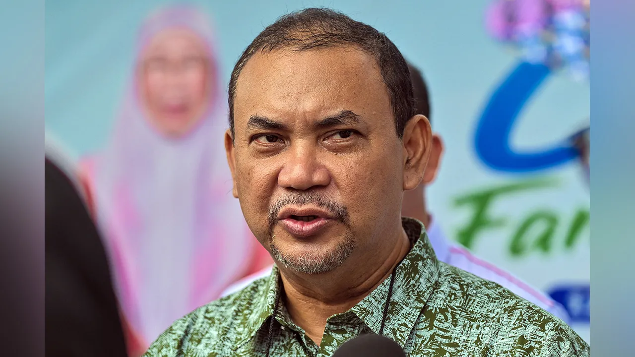 KUALA LUMPUR, 12 Julai -- Setiausaha Politik Perdana Menteri, Datuk Azman Abidin ketika sidang media selepas majlis pelancaran Cheras Family Fun Run di Taman Tasik Permaisuri Cheras hari ini.  --fotoBERNAMA (2026) HAK CIPTA TERPELIHARA