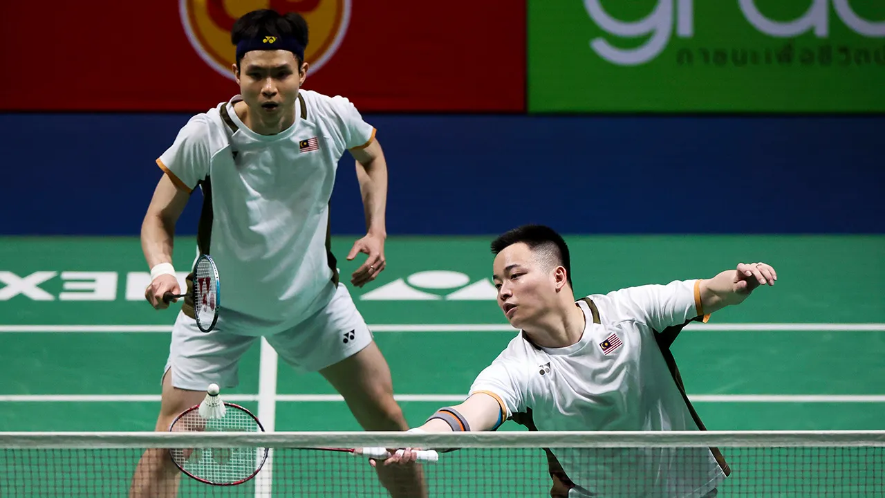 BANGKOK, 13 Dis -- Aksi Beregu Lelaki Malaysia, Aaron Chia (kanan) dan Soh Wooi Yik ketika menentang Leo Rolly Carnando - Bagas Maulana dari Indonesia dalam perlawanan separuh akhir badminton Sukan SEA 2025 di Gimnasium 4, Universiti Thammasat Kampus Rangsit.  Beregu Malaysia layak ke perlawanan akhir selepas menewaskan beregu Indonesia dengan keputusan: 21-10, 21-12.  --fotoBERNAMA (2025) HAK CIPTA TERPELIHARA