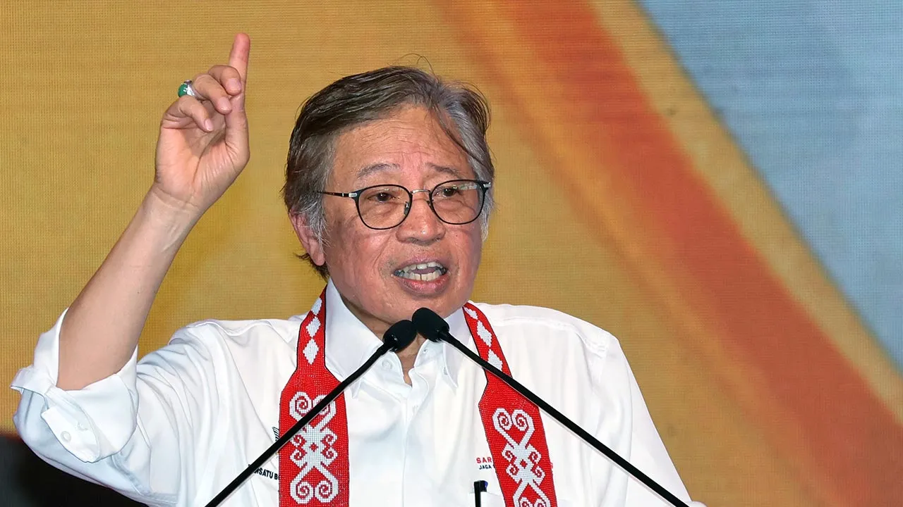 SARIKEI, 8 Ogos -- Premier Sarawak Tan Sri Abang Johari Tun Openg menyampaikan ucapan pada perasmian Program Sarawakku Sayang (SKS) 2026 Bahagian Sarikei di Kompleks Sukan Sarikei, hari ini.  Dianggarkan lebih 5,000 orang hadir pada upacara perasmian tersebut, dengan pelbagai acara diadakan sempena program yang berlangsung selama tiga hari dari 7 hingga 9 Ogos.  --fotoBERNAMA (2026) HAK CIPTA TERPELIHARA