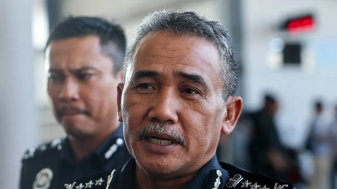 BUKIT KAYU HITAM, 25 Feb -- Ketua Polis Kedah Datuk Adzli Abu Shah ketika sidang media berhubung satu kejadian tembak di sini hari ini.  Kenderaan dinaiki Komander Agensi Kawalan dan Perlindungan Sempadan Malaysia (AKPS) Bukit Kayu Hitam SAC Mohd Nasaruddin Mohd Nasir ditembak dalam satu kejadian di sini awal pagi tadi.  Mohd Nasaruddin terselamat dalam kejadian pada 5.40 pagi itu yang berlaku kira-kira satu kilometer dari sempadan Malaysia-Thailand.  --fotoBERNAMA (2026) HAK CIPTA TERPELIHARA