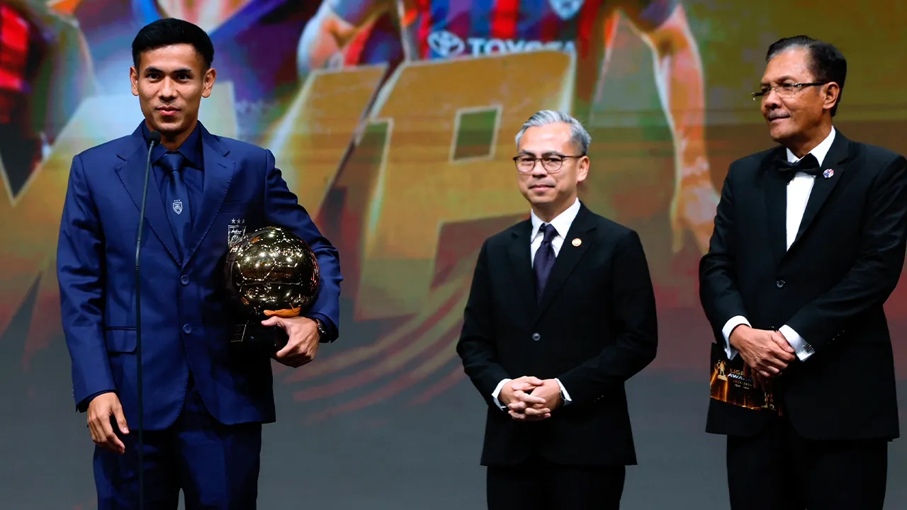 KUALA LUMPUR, 12 Ogos -- Menteri Komunikasi Datuk Seri Fahmi Fadzil (tengah) bersama Pemain Paling Bernilai (MVP) pemain pasukan JDT, Afiq Fazail pada majlis Liga M Awards 2025 - 2026 di Angkasapuri malam ini.  Turut hadir, Presiden Liga Bola Sepak Malaysia (MFL) Datuk Ab Ghani Hassan (kanan).  --fotoBERNAMA (2026) HAK CIPTA TERPELIHARA