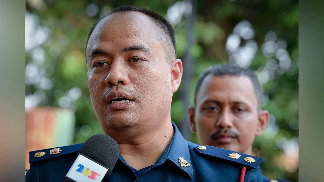 SHAH ALAM, 15 Jan -- Penolong Pengarah Bahagian Operasi Jabatan Bomba dan Penyelamat Malaysia (JBPM) Selangor Ahmad Mukhlis Mukhtar semasa sidang media selepas meninjau lokasi kebakaran melibatkan empat buah kilang termasuk kilang pemprosesan minyak di Kawasan Perindustian Olak Lempit, Banting dekat sini hari ini.  -- fotoBERNAMA (2026) HAK CIPTA TERPELIHARA