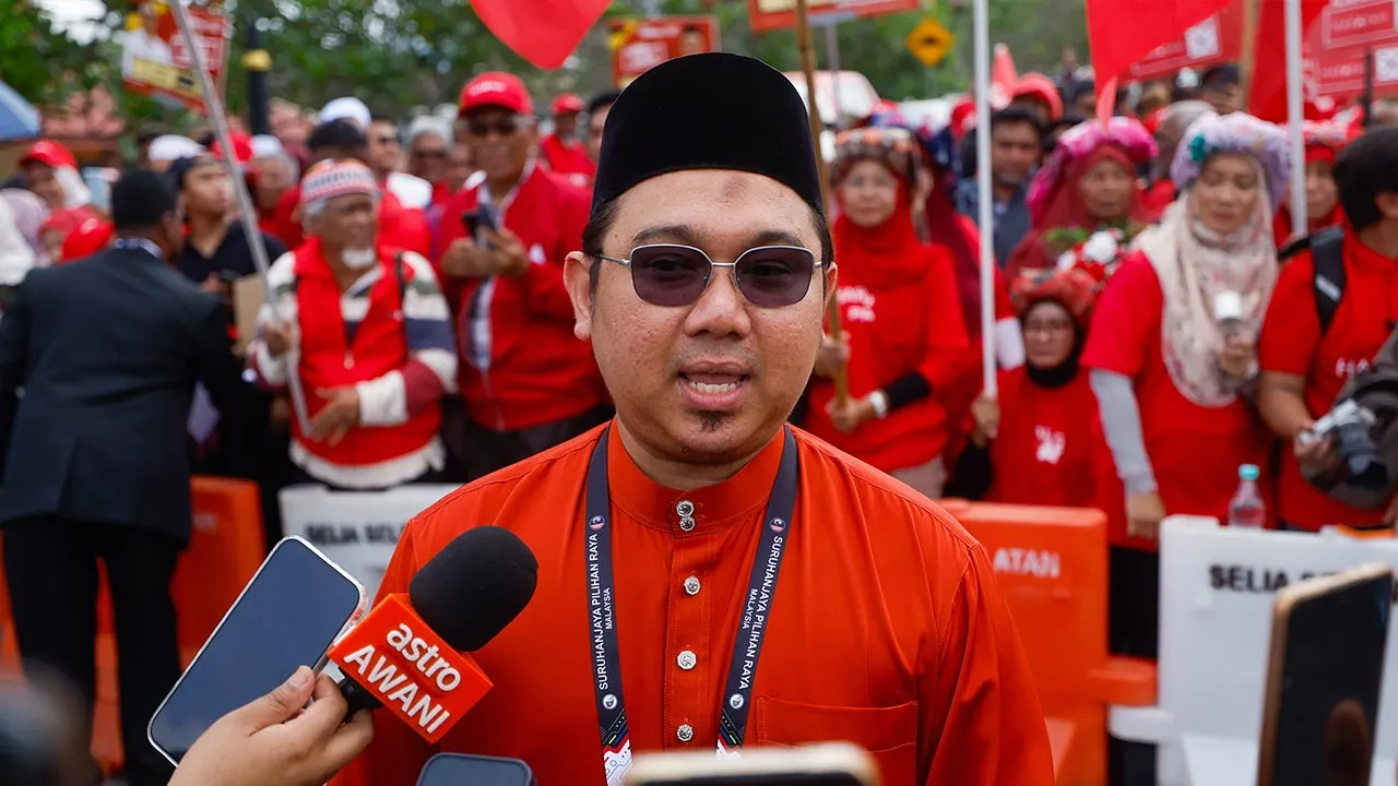 REMBAU, 18 Julai -- Calon Pakatan Harapan DUN Paroi Ahmad Shahir Mohd Shah pada sidang media selepas menghadiri pengumuman calon di Pusat Penamaan Calon Dewan Seri Rembau hari ini.  -- fotoBERNAMA (2026) HAK CIPTA TERPELIHARA
