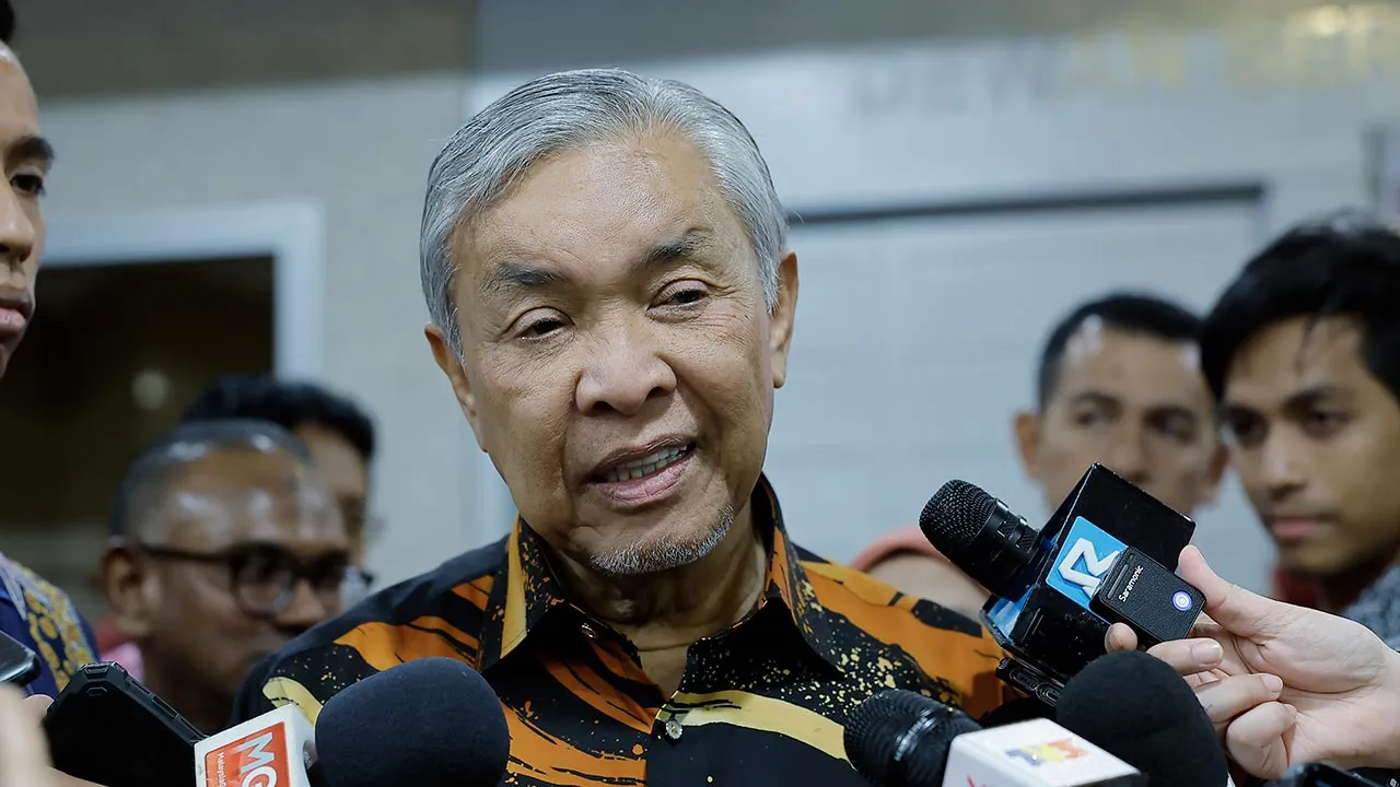 PUTRAJAYA, 6 Ogos -- Timbalan Perdana Menteri Datuk Seri Dr Ahmad Zahid Hamidi yang juga Menteri Kemajuan Desa dan Wilayah bercakap kepada pemberita selepas hadir pada Majlis Perhimpunan Bulan Ogos Kementerian Kemajuan Desa dan Wilayah hari ini.  --fotoBERNAMA (2026) HAK CIPTA TERPELIHARA