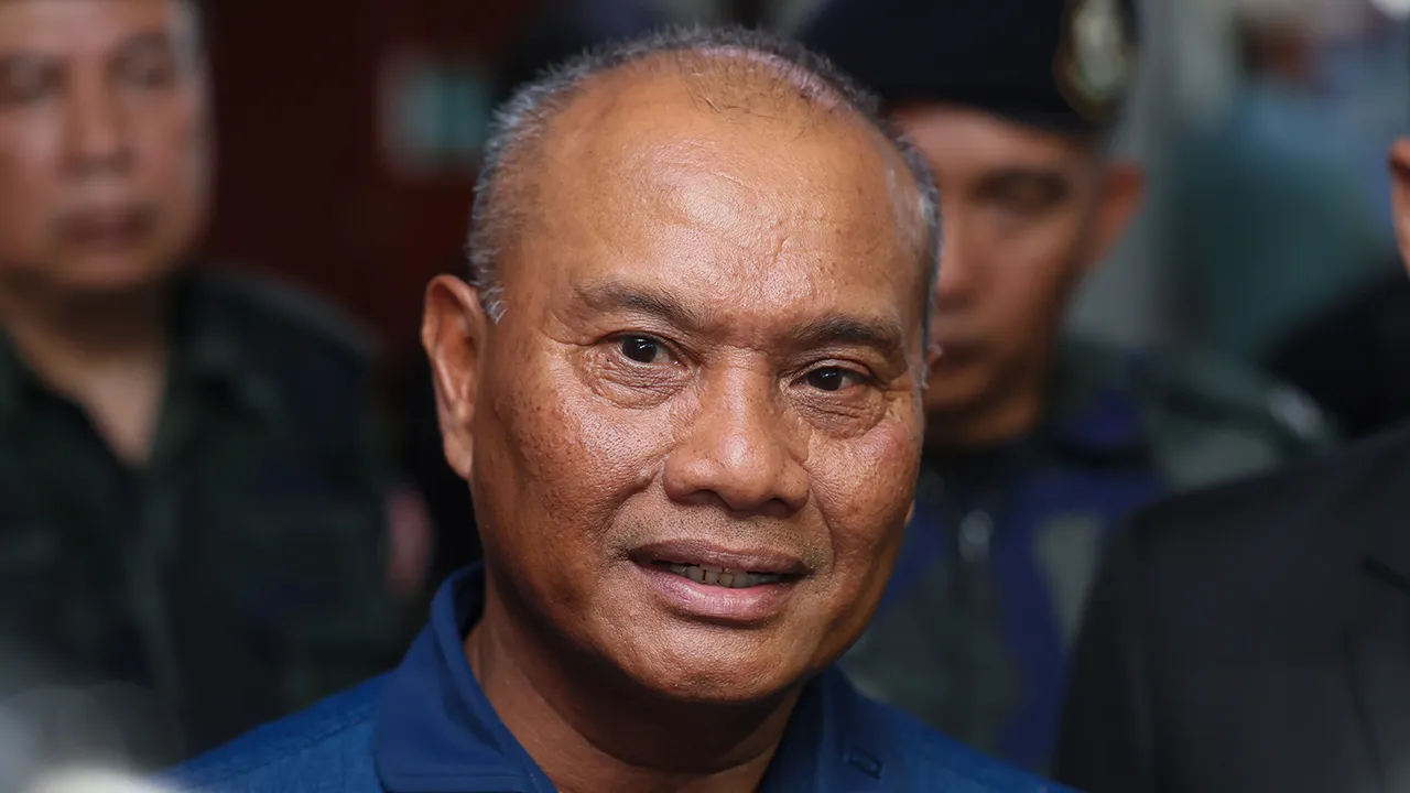 PASIR MAS, 3 Julai -- Komander Briged Tenggara Pasukan Gerakan Am (PGA) SAC Ahmad Radzi Hussain bercakap pada sidang media selepas mengadakan perbincangan tertutup sempena lawatan kerja Pusat Penyelarasan Negara-Negara Jiran (NCCC) ke kawasan tanggungjawab Pos Taring Wawasan, di Kompleks ICQS Rantau Panjang di sini hari ini.  --fotohERNAMA 