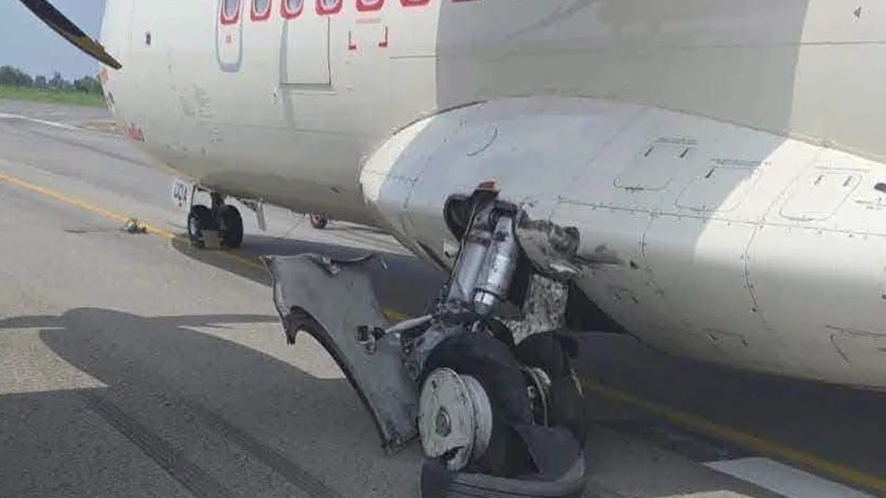 ✈️🚨 Aircraft Tire Burst During Landing at Bilaspur Airport ✈️ An ATR 42-600, operating Alliance Air Flight 9I613 from Delhi (DEL) to Bilaspur (PAB), experienced a burst of the left main landing gear tire while landing at Bilaspur Airport, India, on 28 August 2026._FB Aviation-knowledge