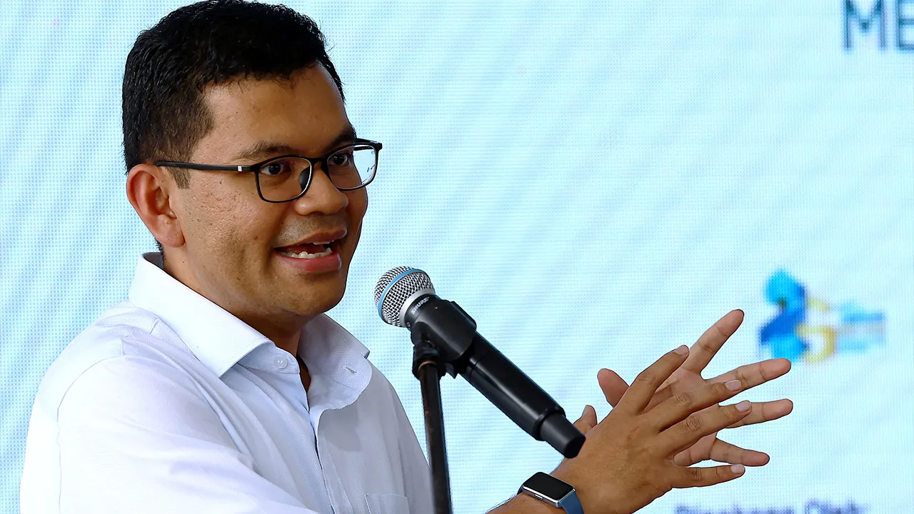 BATU PAHAT, 31 Julai -- Menteri Ekonomi Akmal Nasrullah Mohd Nasir berucap dan merasmikan Majlis Peluncuran Matlamat Pembangunan Mampan (SDG) Bersasar Peringkat Kebangsaan 2026 di Dataran Penggaram, hari ini._BERNAMA