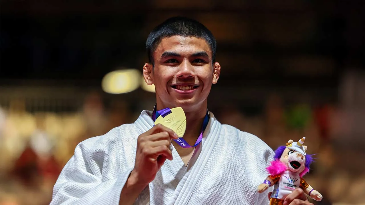 GLASGOW, 1 Ogos -- Atlet judo lelaki negara Amir Daniel Abdul Majeed bergambar bersama pingat emas yang dimenanginya dalam kategori 81 kilogram lelaki di temasya Sukan Komanwel Glasgow 2026 di Scottish Event Campus (SEC) hari ini.  --fotoBERNAMA (2026) HAK CIPTA TERPELIHARA    GLASGOW, Aug 1 -- National men's judo athlete Amir Daniel Abdul Majeed posing with the gold medal he won in the men's 81kg category at the Glasgow 2026 Commonwealth Games at the Scottish Event Campus (SEC) today.  --fotoBERNAMA (2026)