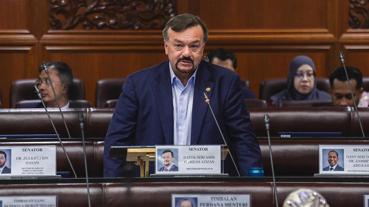 KUALA LUMPUR, 3 Ogos -- Menteri Kewangan II Senator Datuk Seri Amir Hamzah Azizan pada sesi soal jawab lisan pada Mesyuarat Ketiga, Penggal Kelima Parlimen Kelima Belas, Sidang Dewan Negara di Bangunan Parlimen hari ini.  --fotoBERNAMA (2026) HAK CIPTA TERPELIHARA