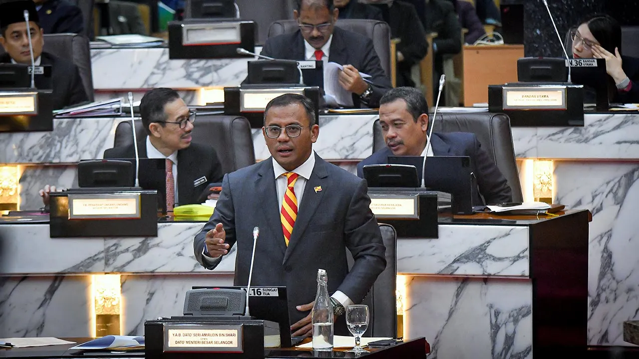 SHAH ALAM, 3 Ogos -- Menteri Besar Selangor Datuk Seri Amirudin Shari semasa sesi soal jawab sempena Mesyuarat Kedua Persidangan Penggal Keempat Dewan Undangan Negeri Selangor ke-15 di Dewan Negeri Selangor hari ini.  -- fotoBERNAMA (2026) HAK CIPTA TERPELIHARA
