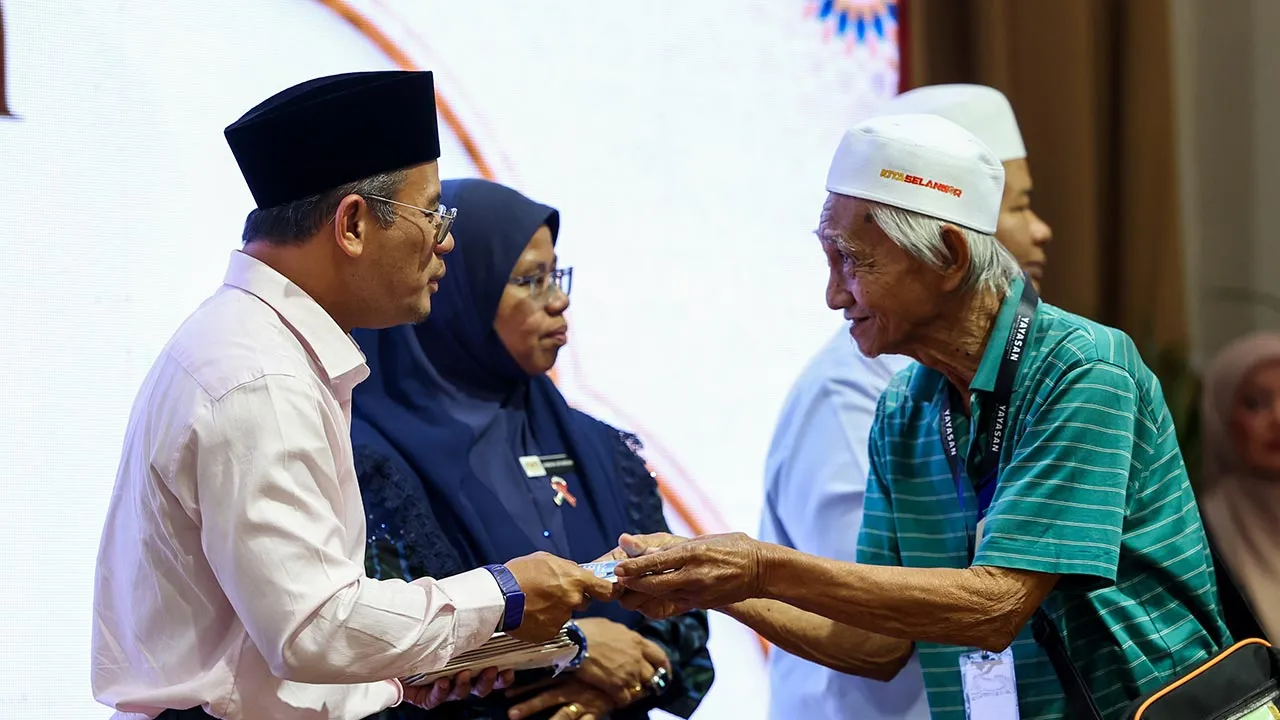 SHAH ALAM, 26 Ogos -– Menteri Besar Selangor Datuk Seri Amirudin Shari (kiri) menyampaikan sumbangan Insentif haji kepada jemaah pada Majlis Penyerahan Sumbangan Insentif Haji Muassasah 1447H/2026M DUN Dengkil di Dewan Komuniti Putra Perdana hari ini.  Hadir sama Timbalan Menteri Perumahan dan Kerajaan Tempatan merangkap Ahli Parlimen Sepang Datuk Aiman Athirah Sabu (tengah).  Seramai 259 penerima Sumbangan Insentif Haji Muassasah 1447H/2026M bagi DUN Dengkil hari ini.  -- fotoBERNAMA (2026) HAK CIPTA TERPE